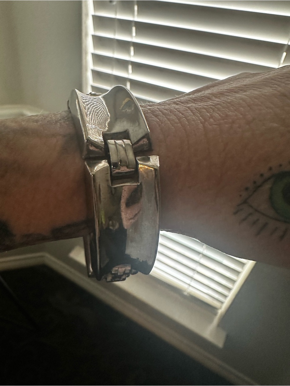 Ladies vintage chunky Silver Metal Hinged Bracelet - Classic Silver Cuff